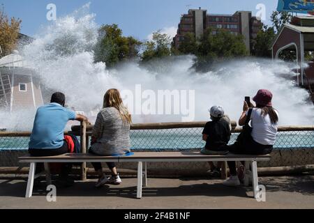 Santiago, Metropolitana, Chili. 19 mars 2021. Deux familles suivent l'accomplissement de la distance sociale dans le parc d'attractions Fantasilandia, à Santiago. Credit: Matias Basualdo/ZUMA Wire/Alamy Live News Banque D'Images