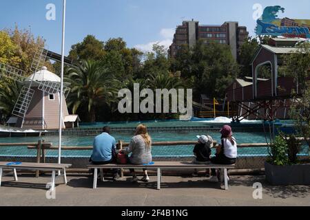 Santiago, Metropolitana, Chili. 19 mars 2021. Deux familles suivent l'accomplissement de la distance sociale dans le parc d'attractions Fantasilandia, à Santiago. Credit: Matias Basualdo/ZUMA Wire/Alamy Live News Banque D'Images