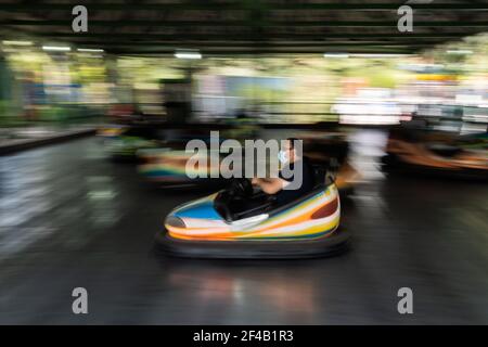 Santiago, Metropolitana, Chili. 19 mars 2021. Un homme avec un masque joue des autos tamponneuses au parc d'attractions Fantasilandia. Credit: Matias Basualdo/ZUMA Wire/Alamy Live News Banque D'Images