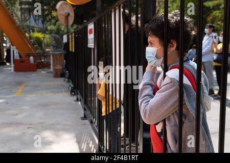 Santiago, Metropolitana, Chili. 19 mars 2021. Deux enfants avec des masques attendent pour se faire jouer au parc d'attractions Fantasilandia. Credit: Matias Basualdo/ZUMA Wire/Alamy Live News Banque D'Images
