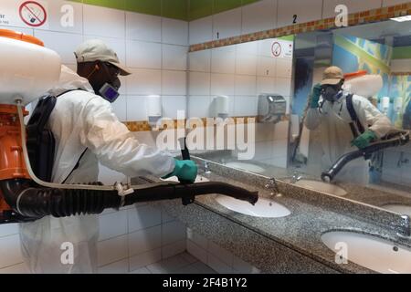 Santiago, Metropolitana, Chili. 19 mars 2021. Le personnel du parc d'attractions Fantasilandia désinfecte les salles de bains du parc avec de l'ammonium quaternaire pour lutter contre le coronavirus. Credit: Matias Basualdo/ZUMA Wire/Alamy Live News Banque D'Images