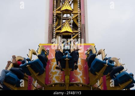 Santiago, Metropolitana, Chili. 19 mars 2021. Un enfant avec un masque profite de l'un des jeux du parc d'attractions Fantasilandia. Credit: Matias Basualdo/ZUMA Wire/Alamy Live News Banque D'Images
