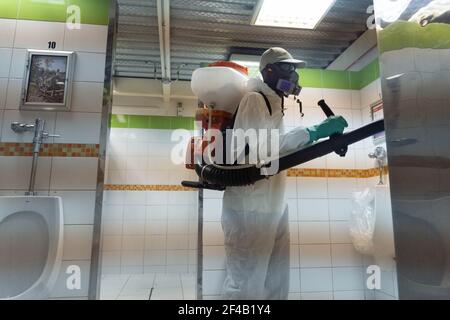 Santiago, Metropolitana, Chili. 19 mars 2021. Le personnel du parc d'attractions Fantasilandia désinfecte les salles de bains du parc avec de l'ammonium quaternaire pour lutter contre le coronavirus. Credit: Matias Basualdo/ZUMA Wire/Alamy Live News Banque D'Images