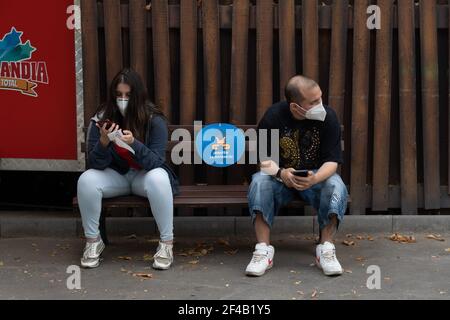 Santiago, Metropolitana, Chili. 19 mars 2021. Les gens respectent l'appel à la distance sociale sur les bancs du parc d'attractions Fantasilandia. Credit: Matias Basualdo/ZUMA Wire/Alamy Live News Banque D'Images