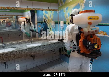 Santiago, Metropolitana, Chili. 19 mars 2021. Le personnel du parc d'attractions Fantasilandia désinfecte les salles de bains du parc avec de l'ammonium quaternaire pour lutter contre le coronavirus. Credit: Matias Basualdo/ZUMA Wire/Alamy Live News Banque D'Images
