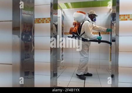 Santiago, Metropolitana, Chili. 19 mars 2021. Le personnel du parc d'attractions Fantasilandia désinfecte les salles de bains du parc avec de l'ammonium quaternaire pour lutter contre le coronavirus. Credit: Matias Basualdo/ZUMA Wire/Alamy Live News Banque D'Images