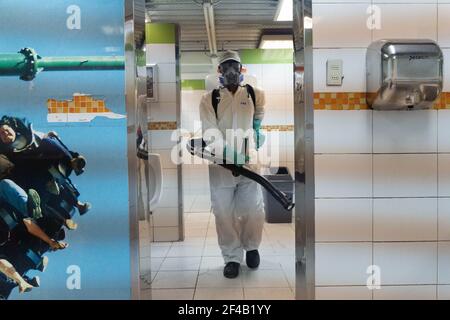 Santiago, Metropolitana, Chili. 19 mars 2021. Le personnel du parc d'attractions Fantasilandia désinfecte les salles de bains du parc avec de l'ammonium quaternaire pour lutter contre le coronavirus. Credit: Matias Basualdo/ZUMA Wire/Alamy Live News Banque D'Images