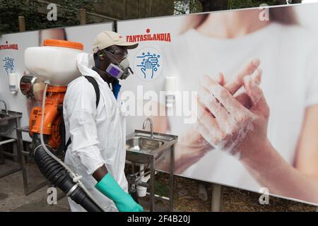 Santiago, Metropolitana, Chili. 19 mars 2021. Le personnel du parc d'attractions Fantasilandia désinfecte les lieux publics du parc avec de l'ammonium quaternaire. Credit: Matias Basualdo/ZUMA Wire/Alamy Live News Banque D'Images