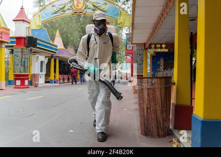 Santiago, Metropolitana, Chili. 19 mars 2021. Le personnel du parc d'attractions Fantasilandia désinfecte les lieux publics du parc avec de l'ammonium quaternaire. Credit: Matias Basualdo/ZUMA Wire/Alamy Live News Banque D'Images