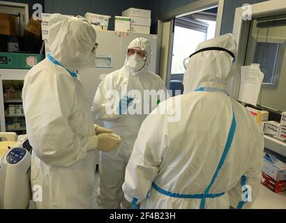 Rome, Italie. 19 mars 2021. Les travailleurs médicaux travaillent au centre du département des soins intensifs (USI) de l'hôpital San Filippo Neri de Rome, en Italie, le 19 mars 2021. Le nombre de cas confirmés de COVID-19 en Italie a dépassé vendredi 3.3 millions après que le ministère de la Santé a signalé 25,735 nouvelles infections et 386 décès. Crédit: Alberto Lingria/Xinhua/Alay Live News Banque D'Images