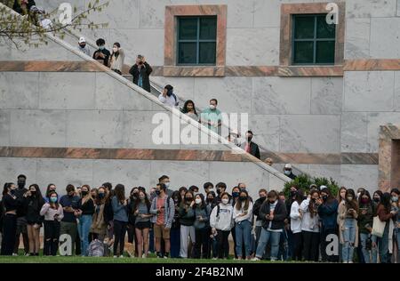 Atlanta, Géorgie, États-Unis. 19 mars 2021. Les étudiants de l'université Emory attendent le président Joe Biden et le vice-président Kamala Harris rencontrer des politiciens locaux et des dirigeants de la communauté asiatique américaine sur le campus, à Atlanta, le vendredi 19 mars 2021. Le président Biden et le vice-président Harris ont rencontré les dirigeants à la suite de la fusillade d'Atlanta où huit personnes sont mortes après qu'un homme armé a ouvert le feu sur une série de spas. Photo de Kevin Dietsch/UPI crédit: UPI/Alay Live News Banque D'Images