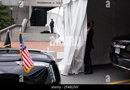 Atlanta, Géorgie, États-Unis. 19 mars 2021. Les limousines présidentielles sont vues à l'Université Emory alors que le président Joe Biden et le vice-président Kamala Harris rencontrent des politiciens locaux et des dirigeants de la communauté asiatique américaine sur le campus, à Atlanta, le vendredi 19 mars 2021. Le président Biden et le vice-président Harris ont rencontré les dirigeants à la suite de la fusillade d'Atlanta où huit personnes sont mortes après qu'un homme armé a ouvert le feu sur une série de spas. Photo de Kevin Dietsch/UPI crédit: UPI/Alay Live News Banque D'Images