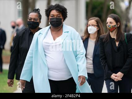 Atlanta, États-Unis. 19 mars 2021. Stacy Abrams arrive pour une réunion avec le président Joe Biden et le vice-président Kamala Harris sur le campus de l'Université Emory à Atlanta le vendredi 19 mars 2021. Photo de Kevin Dietsch/UPI crédit: UPI/Alay Live News Banque D'Images