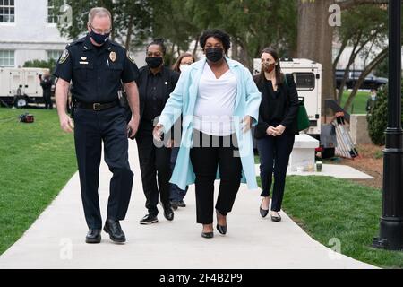 Atlanta, États-Unis. 19 mars 2021. Stacy Abrams arrive pour une réunion avec le président Joe Biden et le vice-président Kamala Harris sur le campus de l'Université Emory à Atlanta le vendredi 19 mars 2021. Photo de Kevin Dietsch/UPI crédit: UPI/Alay Live News Banque D'Images