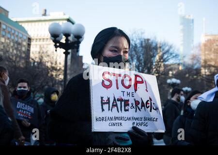 New York, États-Unis. 19 mars 2021. Des manifestants assistent à une veillée pour pleurer les victimes de la fusillade d'Atlanta à Union Square à New York, aux États-Unis, le 19 mars 2021. Le président américain Joe Biden et le vice-président Kamala Harris ont condamné vendredi la violence anti-asiatique dans le pays, mettant en garde contre le silence et la complicité à la suite des fusillades qui ont eu lieu cette semaine à Atlanta, en Géorgie, au cours desquelles huit personnes, dont six femmes asiatiques, ont été tuées. Credit: Michael Nagle/Xinhua/Alay Live News Banque D'Images