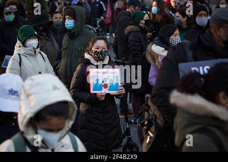 New York, États-Unis. 19 mars 2021. Des manifestants assistent à une veillée pour pleurer les victimes de la fusillade d'Atlanta à Union Square à New York, aux États-Unis, le 19 mars 2021. Le président américain Joe Biden et le vice-président Kamala Harris ont condamné vendredi la violence anti-asiatique dans le pays, mettant en garde contre le silence et la complicité à la suite des fusillades qui ont eu lieu cette semaine à Atlanta, en Géorgie, au cours desquelles huit personnes, dont six femmes asiatiques, ont été tuées. Credit: Michael Nagle/Xinhua/Alay Live News Banque D'Images