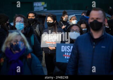 New York, États-Unis. 19 mars 2021. Des manifestants assistent à une veillée pour pleurer les victimes de la fusillade d'Atlanta à Union Square à New York, aux États-Unis, le 19 mars 2021. Le président américain Joe Biden et le vice-président Kamala Harris ont condamné vendredi la violence anti-asiatique dans le pays, mettant en garde contre le silence et la complicité à la suite des fusillades qui ont eu lieu cette semaine à Atlanta, en Géorgie, au cours desquelles huit personnes, dont six femmes asiatiques, ont été tuées. Credit: Michael Nagle/Xinhua/Alay Live News Banque D'Images