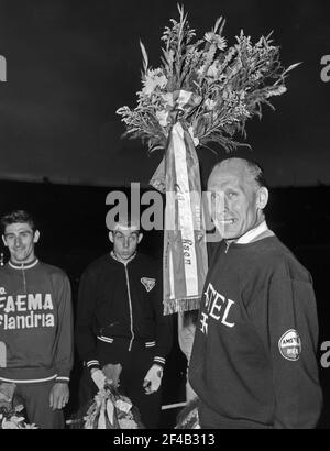 Aux Championnats du monde de cyclisme en revanches Stade Olympique. Jan Derksen, honorant ici avec des fleurs Date 12 août 1963 Lieu Amsterdam, Noord-Holland Banque D'Images