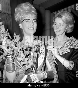 Mlle Bril 1963 élection. Jenny de Knegt d'Amsterdam est un gagnant Date 30 mai 1963 Lieu Amsterdam, Noord-Holland Banque D'Images