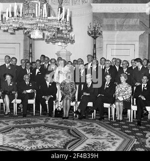 La reine Juliana a reçu un groupe de participants au Genetis à Soestdijk Palace. Sa Majesté au milieu du congrès Date Septembre 5, 1963 Location Soestdijk, Utrecht (province) Banque D'Images