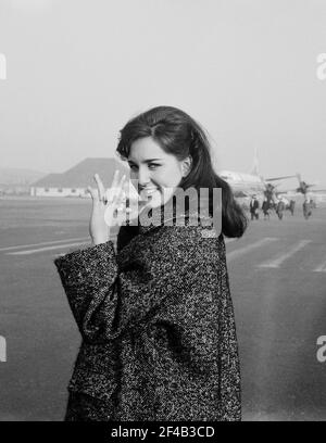 Haarlem singer Shirly Zwerus pour effectuer à Munich pour la télévision, départ à Schiphol Date 20 janvier 1964 Lieu Noord-Holland, Schiphol Banque D'Images