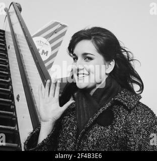 Haarlem singer Shirly Zwerus pour effectuer à Munich pour la télévision, Shirley Zwerus (tête) 17 ans Date 20 janvier 1964 Lieu Munich Banque D'Images