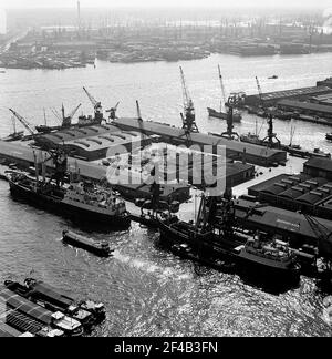 Le port de Rotterdam Date 22 avril 1964 Lieu Rotterdam, Hollande-du-Sud Banque D'Images