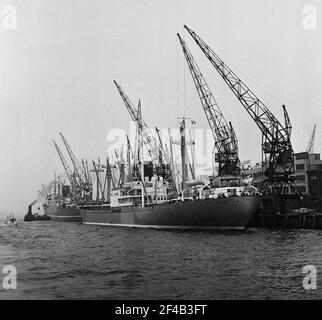 Le port de Rotterdam Date 22 avril 1964 Lieu Rotterdam, Hollande-du-Sud Banque D'Images