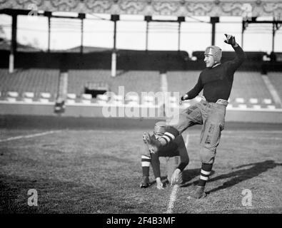 La photographie montre le Quarterback Leslie Russell Clark (classe de 1918) et la moitié gauche du dos Leonard Hulit Norcross (classe de 1918), qui a joué pour l'équipe de football de l'Université Brown lors d'un match contre l'Université Cornell, qui s'est tenu le 24 octobre 1914 au stade Polo (stade Brush) à New York. Banque D'Images