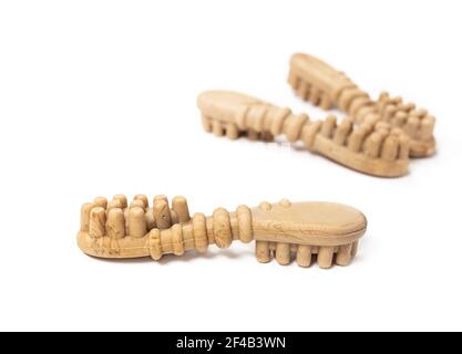 Bâtonnets de mâcher dentaires pour chiens en forme de brosse à dents, vue de face. Plusieurs bâtons de traitement pour chiens pour des dents plus fortes, de meilleures gencives et une meilleure respiration. Soins de santé dentaire Banque D'Images