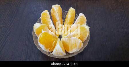 tranches d'orange dans une tasse de verre sur une table en bois Banque D'Images