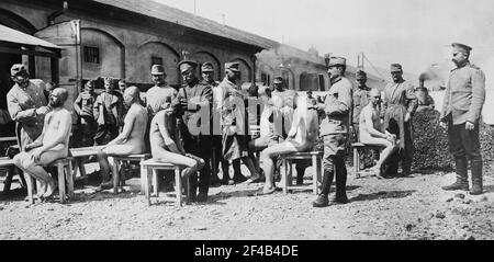 Les soldats allemands ayant leur tête rasée pendant la première Guerre mondiale ne peuvent pas. 1914-1915 Banque D'Images