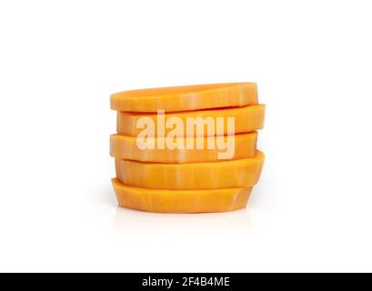 Pile de tranches de courge musquée brute isolée sur blanc. Citrouille d'hiver jaune orangé utilisée pour les plats salés et sucrés. Banque D'Images