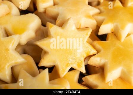 Pile de petits biscuits de sucre à pain cuit en forme d'étoiles. Recette traditionnelle suisse de biscuits de Noël appelée Mailänderli. Biscuits de Noël Banque D'Images