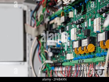 Carte de circuit imprimé ou carte mère défoqué d'un système d'alarme incendie à un étage. Vue en perspective. Composants abstraits colorés et flous tels que les fils, c Banque D'Images