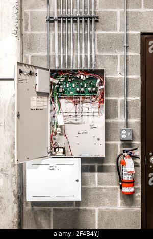 Ouvrir l'armoire d'alarme incendie avec la carte de circuit imprimé et le câblage visibles. Inspection annuelle du système d'alarme incendie à un étage dans la salle de service électrique de resid Banque D'Images