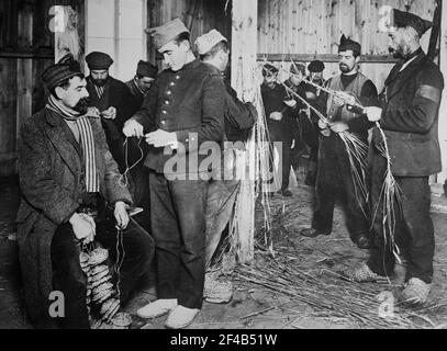 Prisonniers qui font des chaussures de paille au camp de prisonniers de guerre de Zossen, Wünsdorf, Zossen, Allemagne, pendant la première Guerre mondiale CA. 1915 Banque D'Images