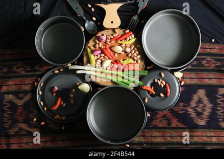 cutting board et ustensiles de cuisine avec des ingrédients frais de légumes tels que des piments, échalotes, ail, arachides prêts à cuire. Banque D'Images