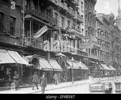 Mott Street à Chinatown, New York. Église de la Transfiguration en arrière-plan et le restaurant Port Arthur au 7-9 rue Mott CA. 1910-1915 Banque D'Images