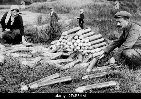 Homme et femme regardant des obus d'artillerie sur le terrain en France, après la première bataille de la Marne qui a eu lieu pendant la première Guerre mondiale - 29 octobre 1914 Banque D'Images