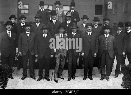 Officiels de la Ligue fédérale : (première rangée) Weeghman, W. Ward, Comstock; (deuxième rangée) L. Goldman, R. Ward, Steininger, Gilmore, G. Ward, Schleunes, Walker, Robertson, George, Carroll;(dernière rangée) Kreuse, ball, H. Goldman, Mullen, Rickart, Hanlon, Gates Banque D'Images