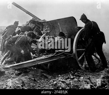 Soldats belges avec un grand canon, pendant le siège d'Anvers par l'armée allemande pendant la première Guerre mondiale CA. 1914 Banque D'Images