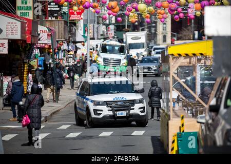 New York, États-Unis. 19 mars 2021. Une voiture de police est vue patrouiller dans le quartier chinois de New York, aux États-Unis, le 19 mars 2021. Le département de police de New York a renforcé la sécurité des quartiers asiatiques de New York par mesure de précaution et en réponse directe aux fusillades d'Atlanta, au cours desquelles huit personnes, dont six étaient asiatiques et deux blanches, ont été tuées. Credit: Michael Nagle/Xinhua/Alay Live News Banque D'Images