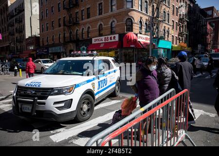 New York, États-Unis. 19 mars 2021. Une voiture de police est vue patrouiller dans le quartier chinois de New York, aux États-Unis, le 19 mars 2021. Le département de police de New York a renforcé la sécurité des quartiers asiatiques de New York par mesure de précaution et en réponse directe aux fusillades d'Atlanta, au cours desquelles huit personnes, dont six étaient asiatiques et deux blanches, ont été tuées. Credit: Michael Nagle/Xinhua/Alay Live News Banque D'Images