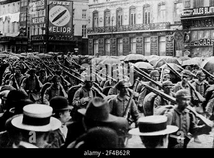 Bruxelles -- allemands crossing Place Charles Rogier, 8/20/14 Banque D'Images