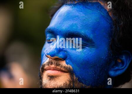 Buenos Aires, Argentine. 19 mars 2021. Un militant de l'environnement est vu avec de la peinture bleue sur son visage lors de la manifestation sur la crise climatique. (Photo par Alejo Manuel Avila/SOPA Images/Sipa USA) crédit: SIPA USA/Alay Live News Banque D'Images