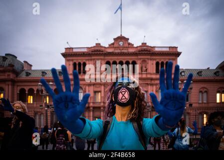 Buenos Aires, Argentine. 19 mars 2021. Une activiste de l'environnement montre ses mains peintes en bleu pendant la manifestation de crise climatique.des mouvements autoconvoqués et environnementaux appellent à des actions concrètes contre le changement climatique et la crise climatique dans le pays. (Photo par Alejo Manuel Avila/SOPA Images/Sipa USA) crédit: SIPA USA/Alay Live News Banque D'Images