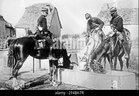 Les officiers français arrosant leurs chevaux pendant la première Guerre mondiale. 1914-1915 Banque D'Images