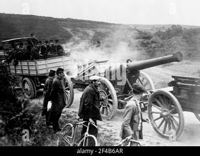 Les soldats français dans un tracteur à moteur qui tire un grand pistolet le long de la route au début de la première Guerre mondiale CA. 1914-1915 Banque D'Images