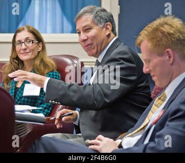 Lisa Pino (à gauche), administratrice adjointe, Service de l'alimentation et de la nutrition, programmes supplémentaires d'aide à la nutrition, Ed Avalos (au centre), sous-secrétaire, programmes de commercialisation et de réglementation, et Max Finberg (à droite), directeur, Centre pour les partenariats basés sur la foi et de voisinage Partagez un moment de lumière avec les préposés de la "Tuve Hambre y me Diste de Comer" UNE consultation sur l'amélioration de la sensibilisation latino-américaine Banque D'Images